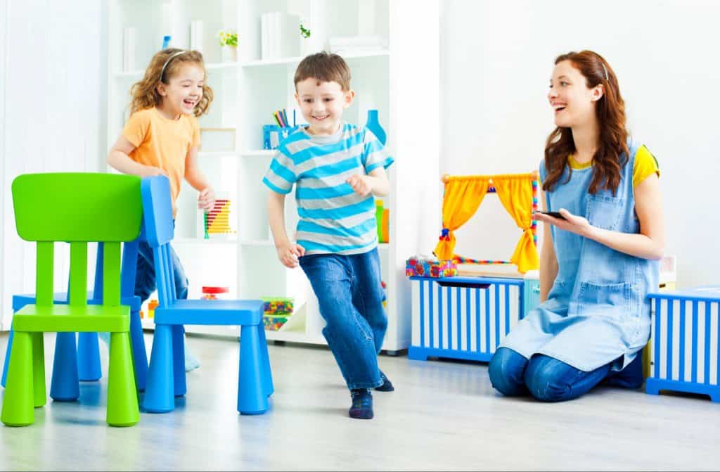 Lm à Dom - Femme, nettoyage, tv par Freepik