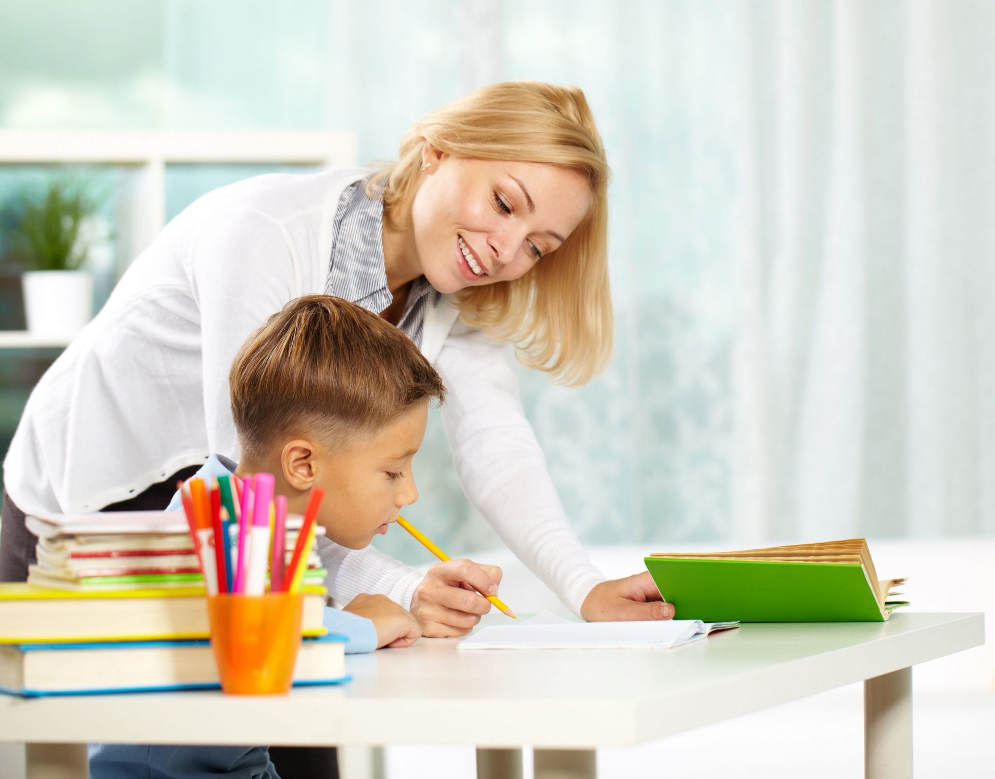 Lm à Dom - Femme, nettoyage, tv par Freepik