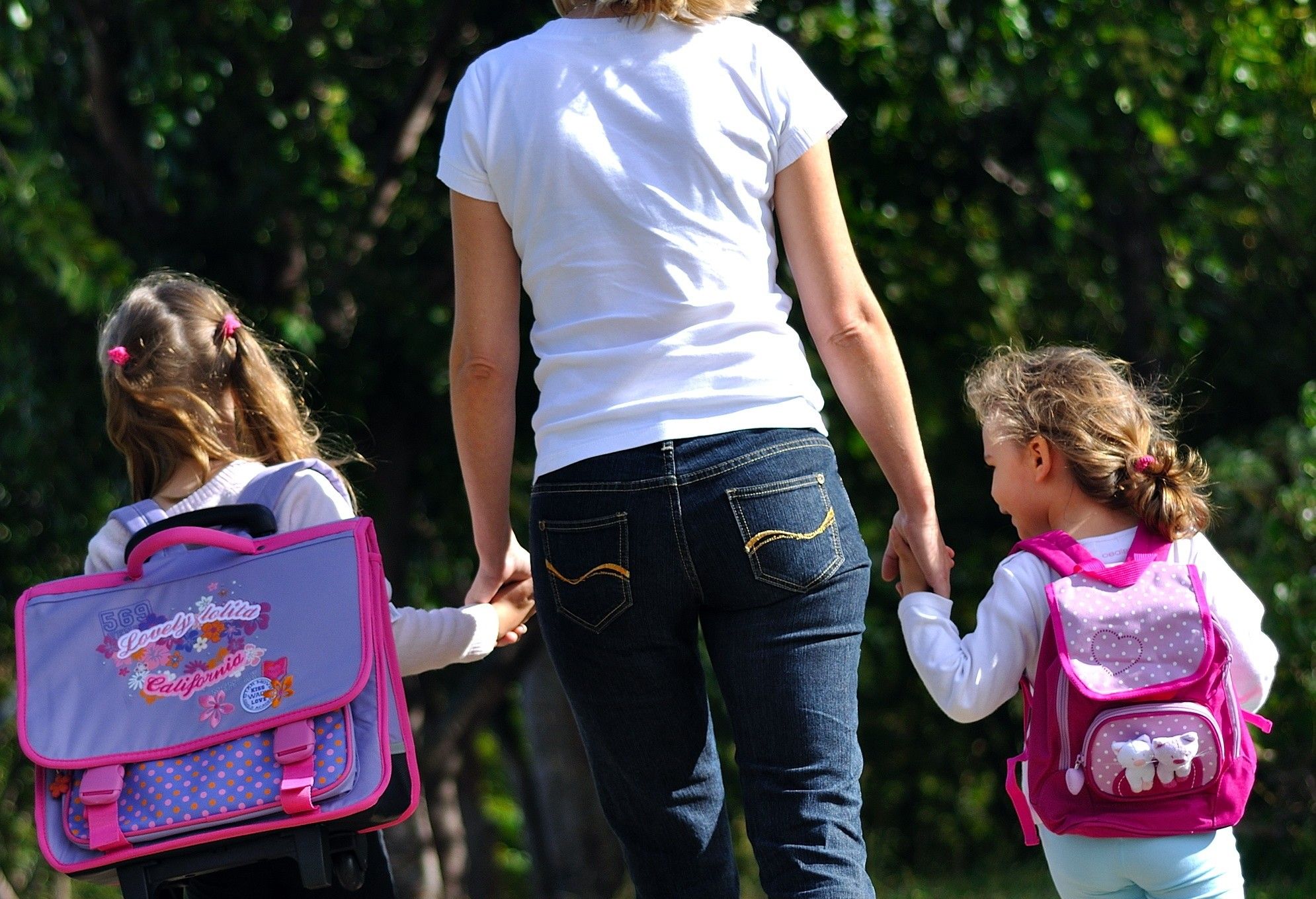 Lm à Dom - Femme, nettoyage, tv par Freepik