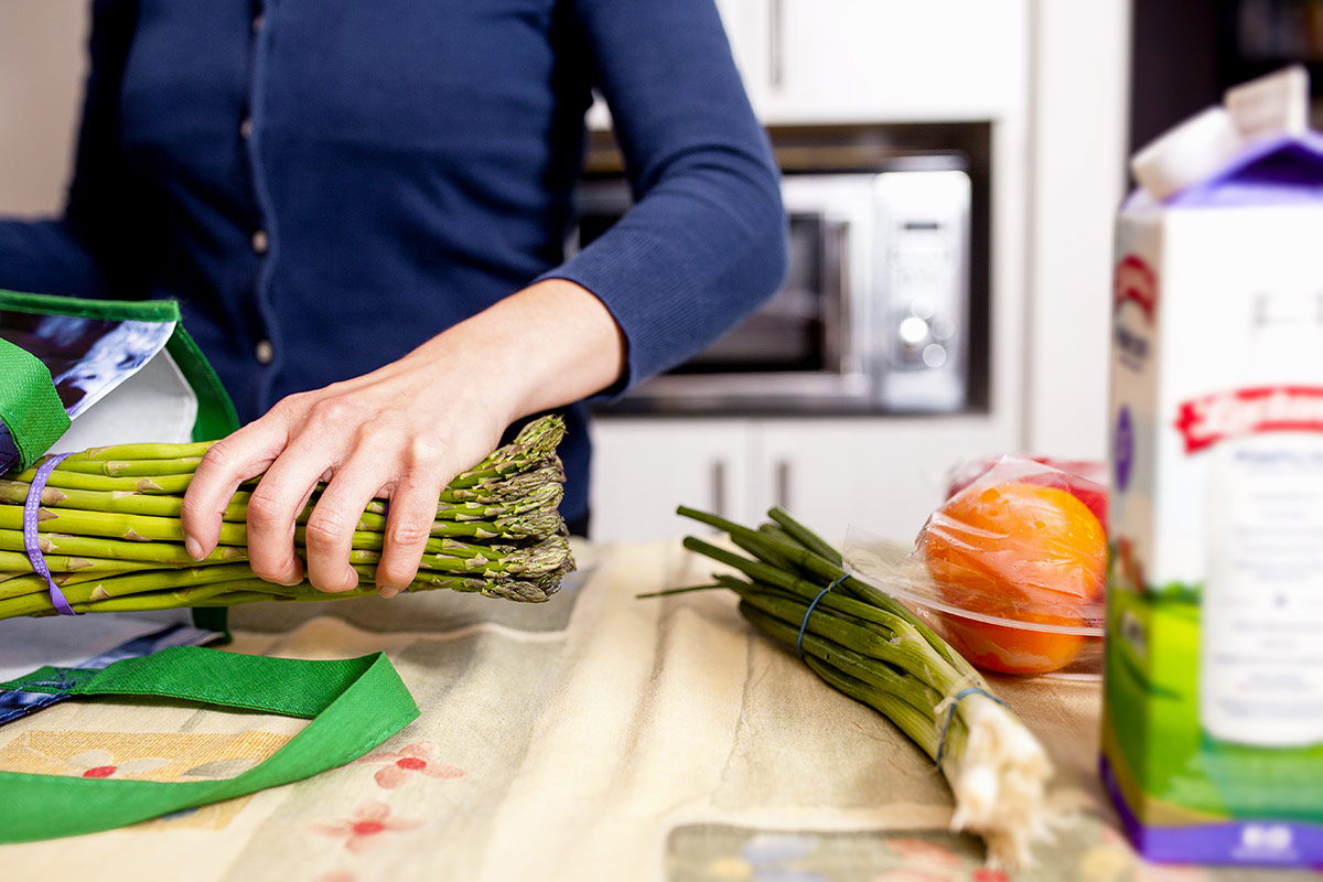 Lm à Dom - Femme, nettoyage, tv par Freepik