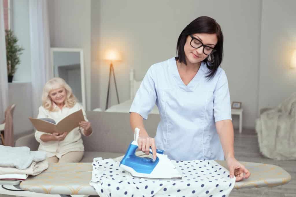 Lm à Dom - Femme, nettoyage, tv par Freepik